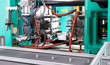 Kunststoff-Spritzguss mit automatisierter Teileablage Kunststoff-Spritzguss mit automatisierter Teileablage
