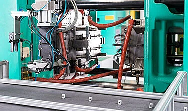 [Translate to it:] Kunststoff-Spritzguss mit automatisierter Teileablage